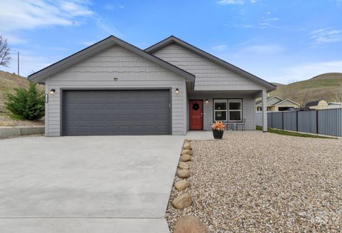 Photo of 109 3rd Street Circle #B, Horseshoe Bend, ID 83629 (MLS # 98986925)