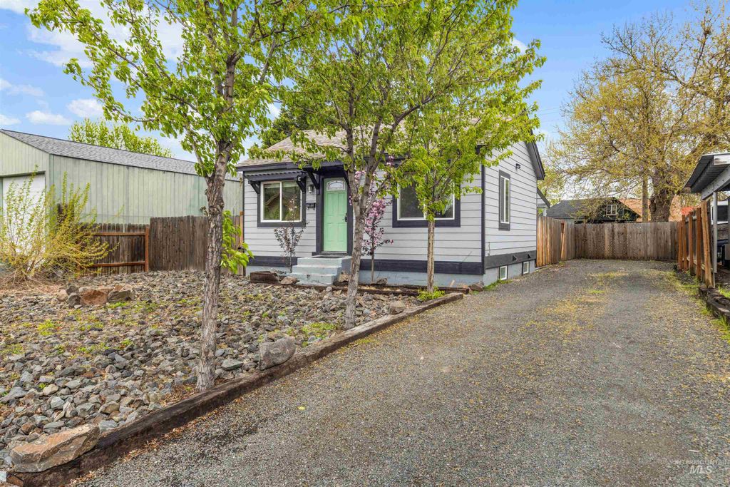 Photo of 609 10th St, Clarkston, WA 99403 (MLS # 98982437)