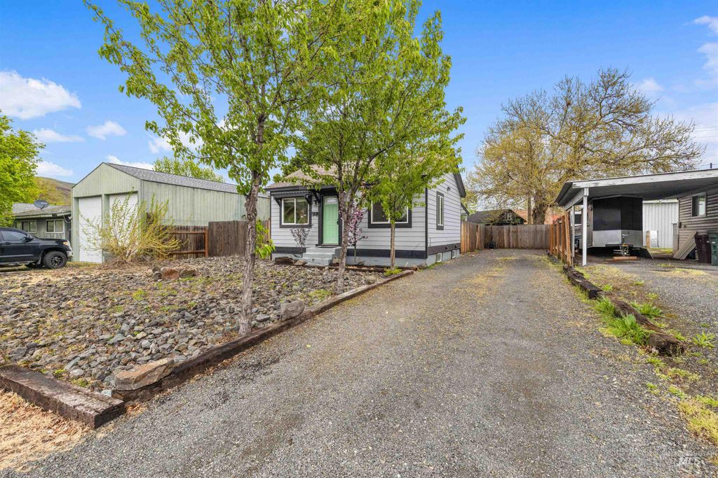 Photo of 609 10th St, Clarkston, WA 99403 (MLS # 98982437)