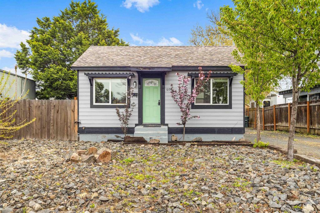 Photo of 609 10th St, Clarkston, WA 99403 (MLS # 98982437)