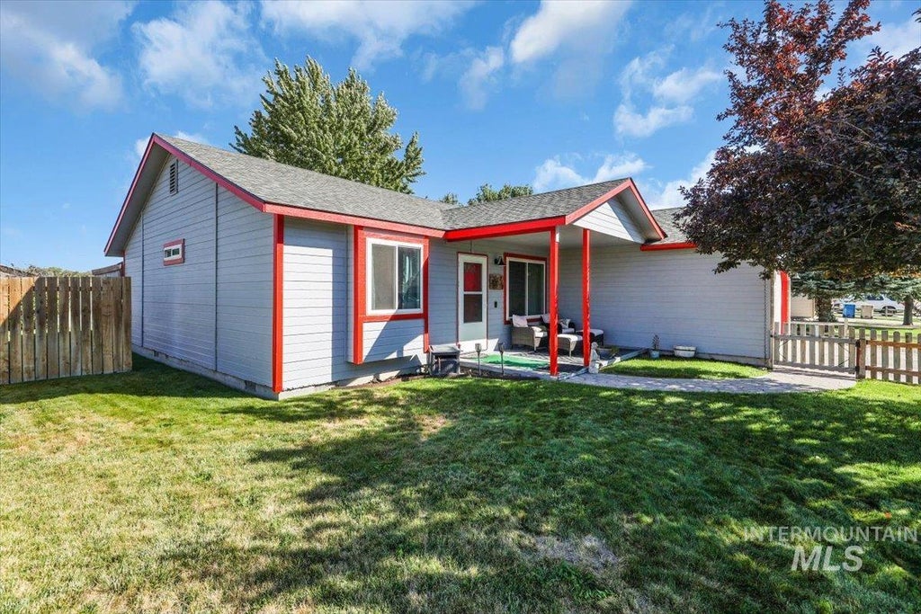 Photo of 810 Partridge Dr, Mountain Home, ID 83647 (MLS # 99001038)