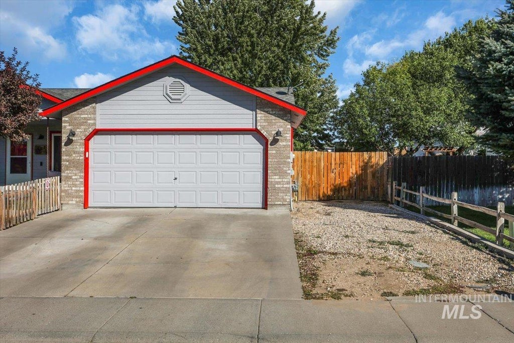 Photo of 810 Partridge Dr, Mountain Home, ID 83647 (MLS # 99001038)