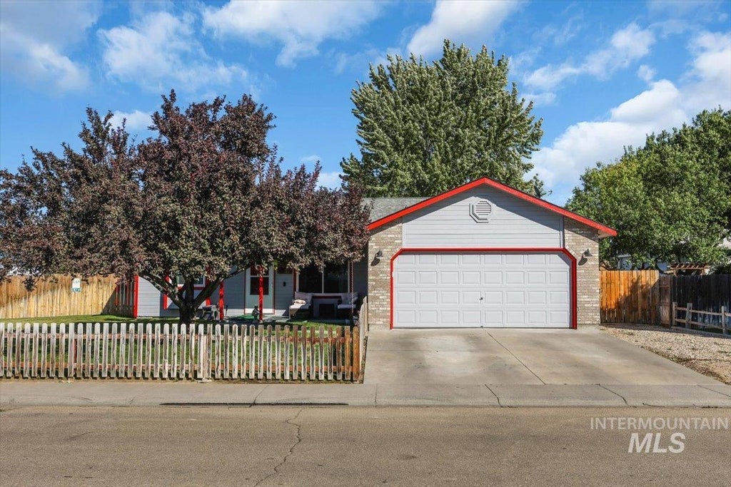 Photo of 810 Partridge Dr, Mountain Home, ID 83647 (MLS # 99001038)