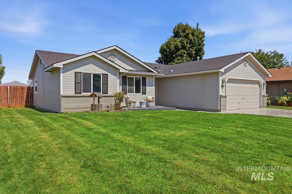 Photo of 3124 Parkview Way, Nampa, ID 83687 (MLS # 98997920)