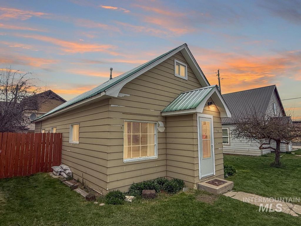 Photo of 110 W Market Street, Cascade, ID 83611 (MLS # 98983226)
