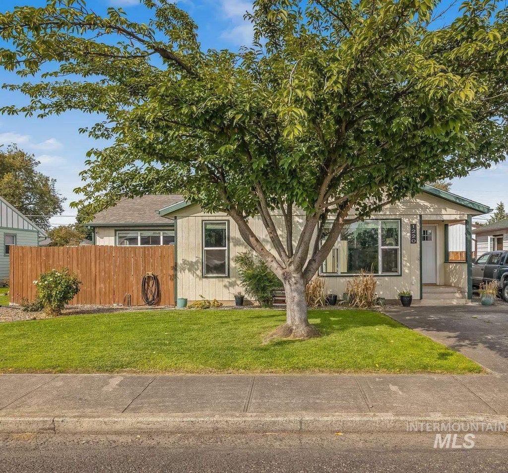 Photo of 1220 4th St, Clarkston, WA 99403 (MLS # 99000818)