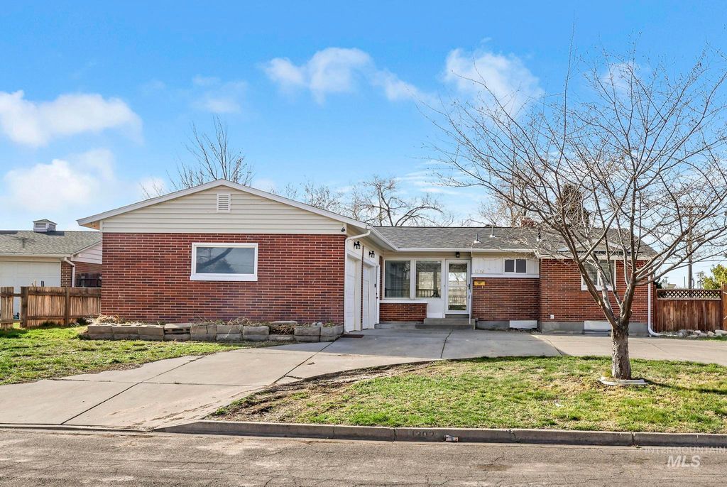 Photo of 1302 Fremont Drive, Twin Falls, ID 83301 (MLS # 98978209)