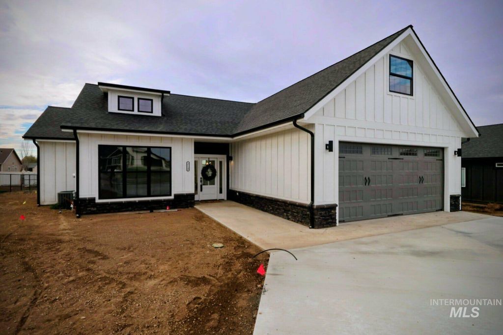 Photo of 3714 Skyview Dr, Lewiston, ID 83501 (MLS # 98940357)