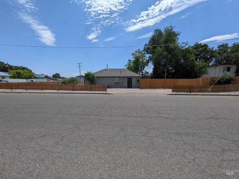 Photo of 615 SE 6th St, Ontario, OR 97914 (MLS # 98992954)
