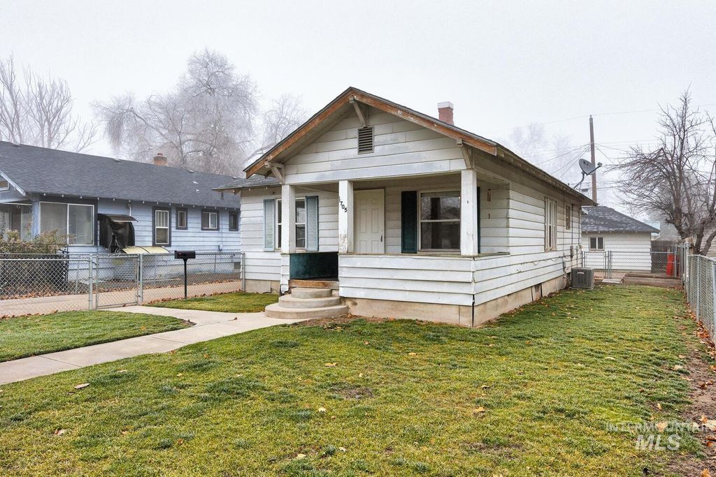 Photo of 1705 Blaine Street, Caldwell, ID 83605 (MLS # 98972144)