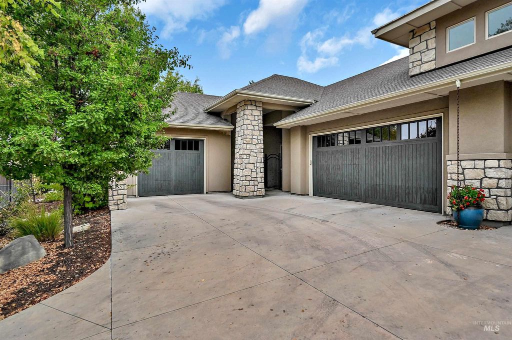 Photo of 5922 N Ulmer Ln, Garden City, ID 83714 (MLS # 98963591)