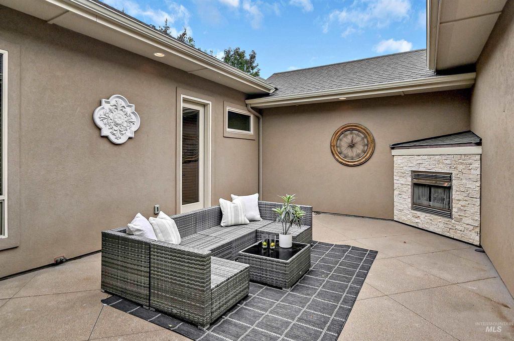 Photo of 5922 N Ulmer Ln, Garden City, ID 83714 (MLS # 98963591)