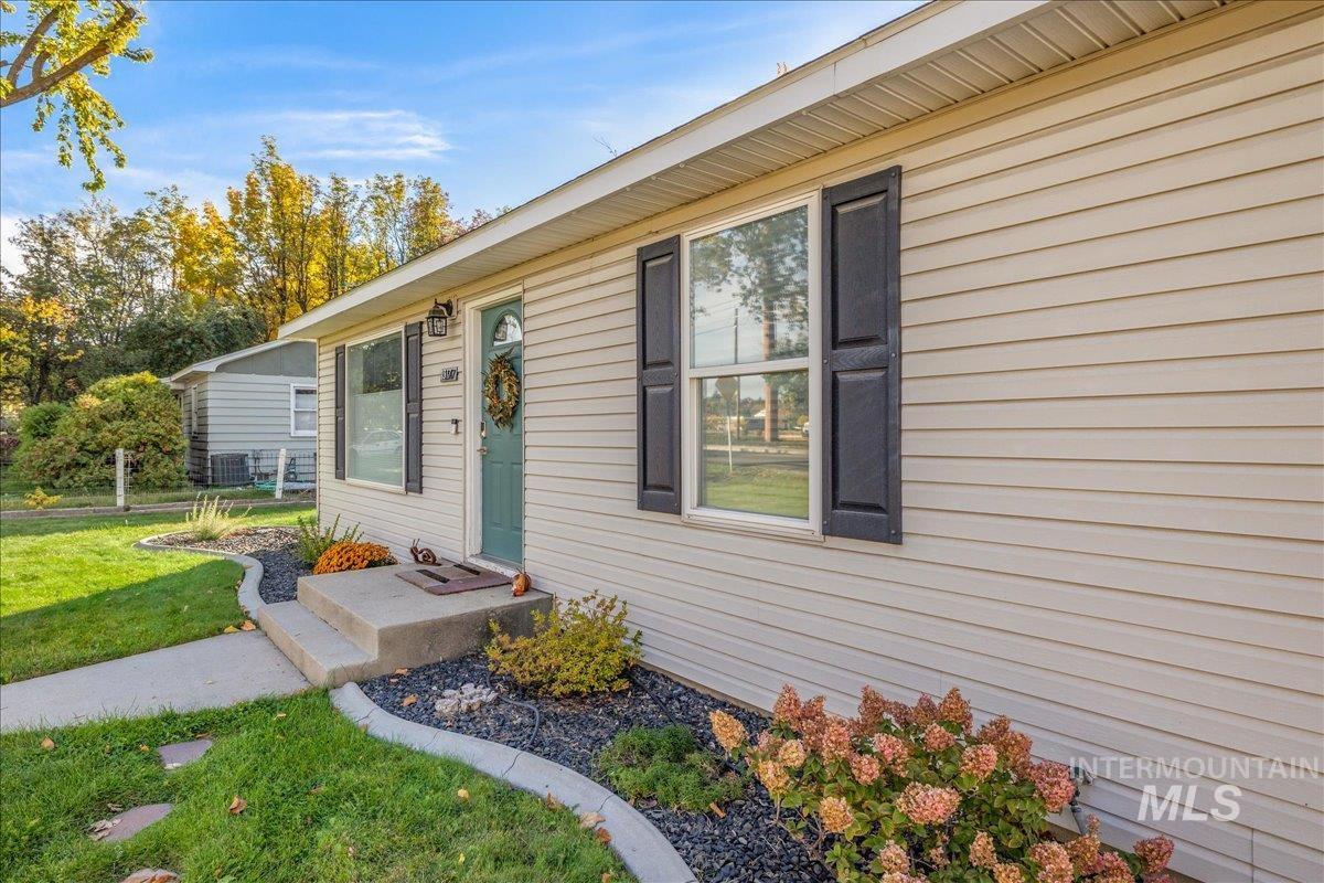 Property entrance featuring a yard