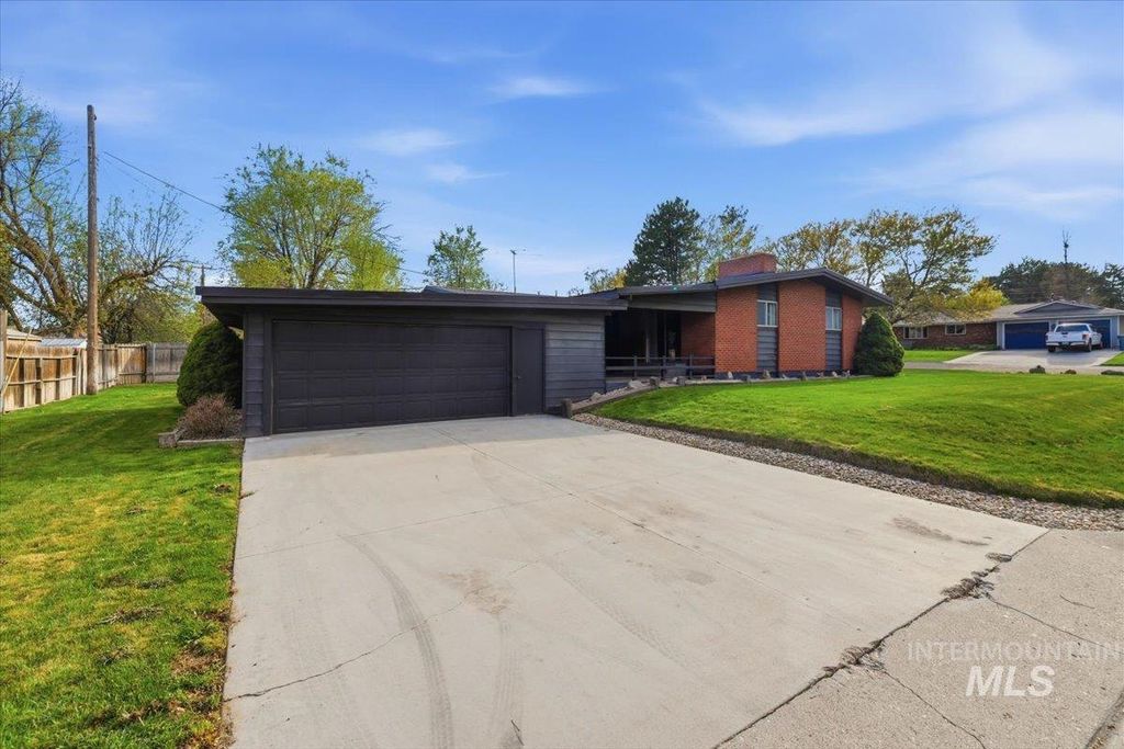 Photo of 2001 Ray St, Caldwell, ID 83605 (MLS # 98981028)