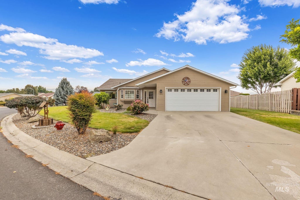 Photo of 907 Magnolia St, Lewiston, ID 83501 (MLS # 98997697)
