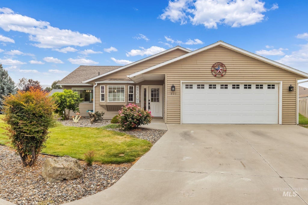 Photo of 907 Magnolia St, Lewiston, ID 83501 (MLS # 98997697)