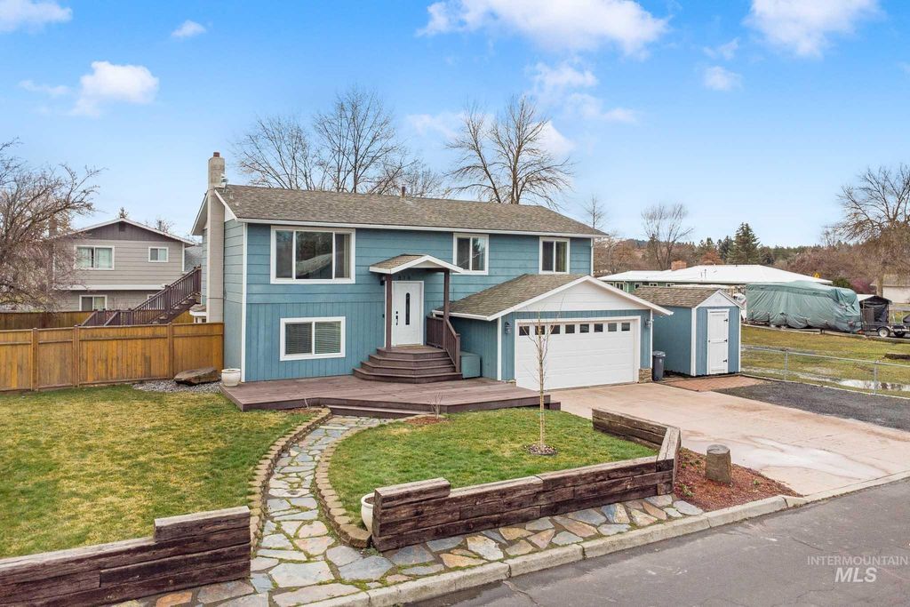 Photo of 814 Valley View Dr, Moscow, ID 83843 (MLS # 98977366)