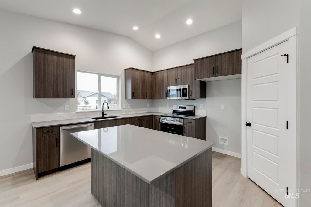 Photo of 6543 W Plateau Creek Dr, Meridian, ID 83646 (MLS # 98979239)