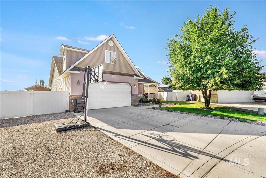 Photo of 2213 Alex Dr, Filer, ID 83328 (MLS # 98955001)