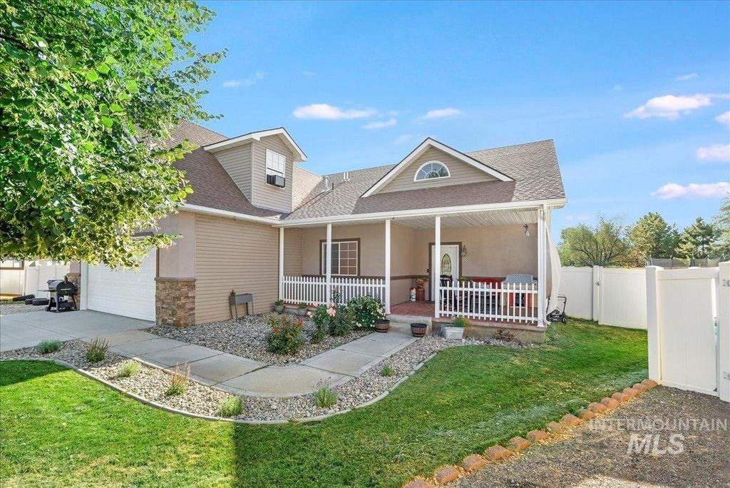 Photo of 2213 Alex Dr, Filer, ID 83328 (MLS # 98955001)