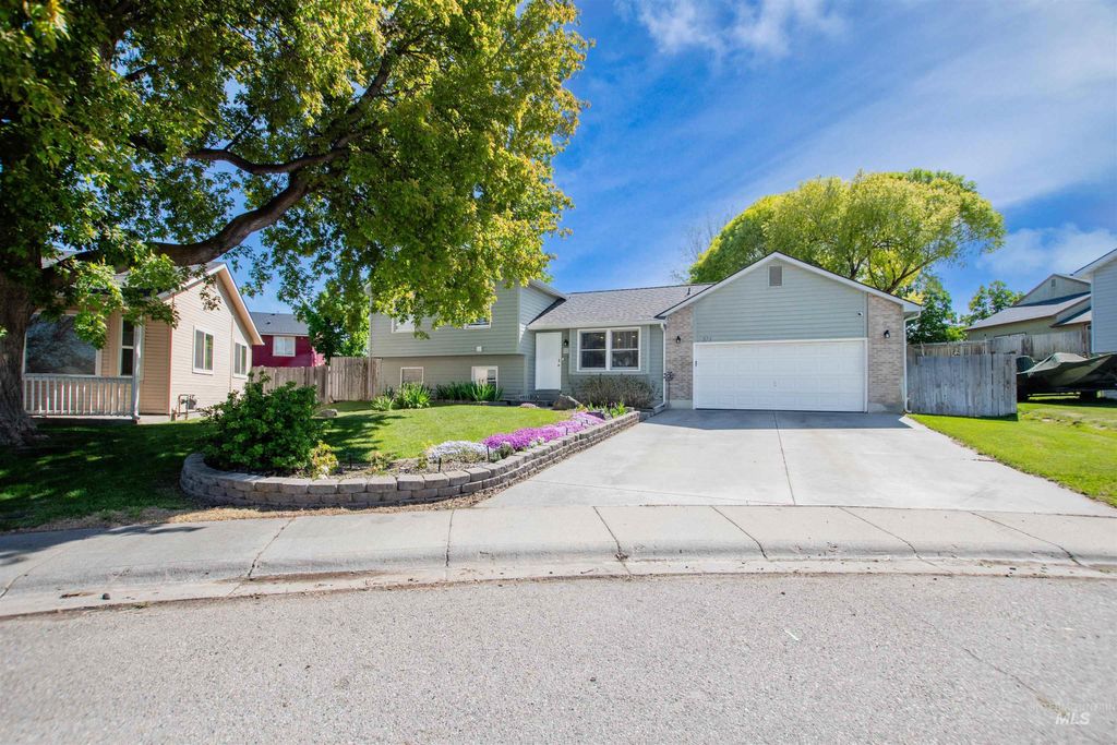 Photo of 521 Massachusetts Ct, Nampa, ID 83686 (MLS # 98984391)