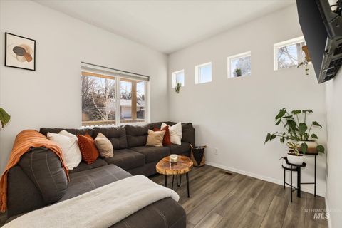 Photo of 124 W Cherry Ave, Meridian, ID 83642 (MLS # 98975678)