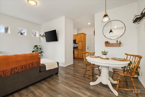 Photo of 124 W Cherry Ave, Meridian, ID 83642 (MLS # 98975678)