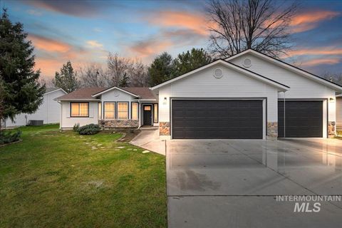 Photo of 89 S Firwood Ave, Eagle, ID 83616 (MLS # 98976590)