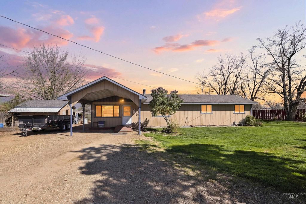 Photo of 2706 N Middleton Rd, Nampa, ID 83651 (MLS # 98981104)