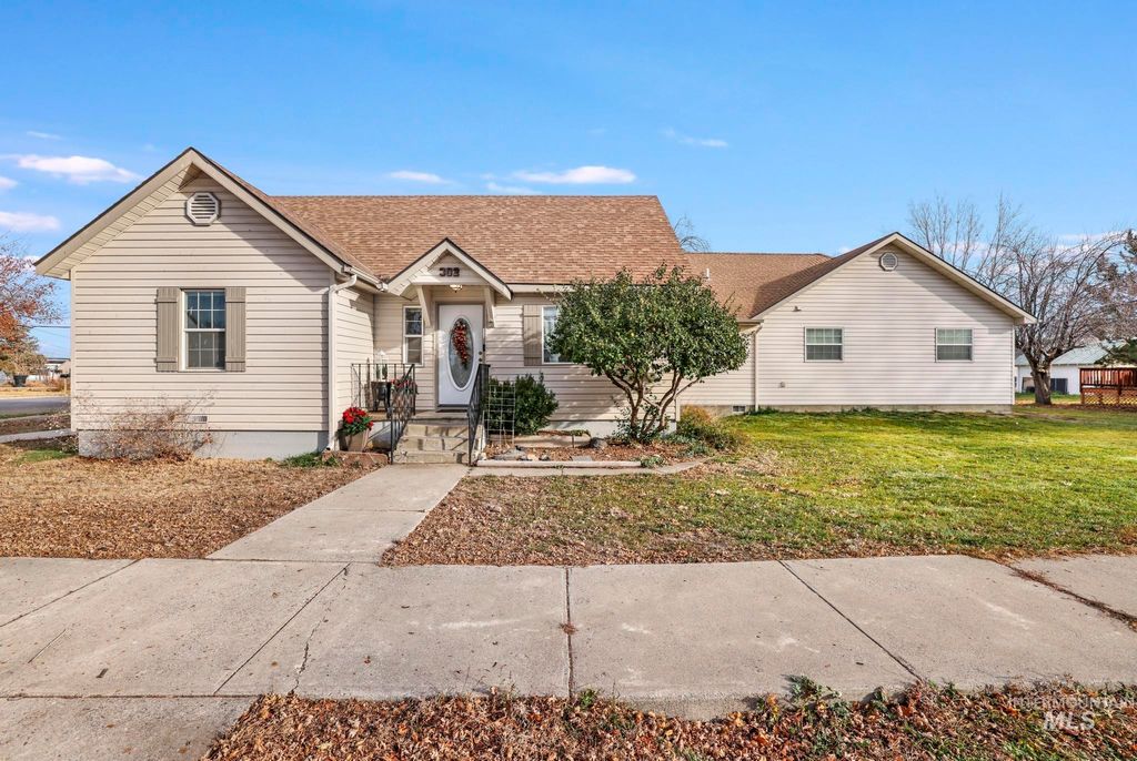 Photo of 302 Nevada Street, Gooding, ID 83330 (MLS # 98969654)