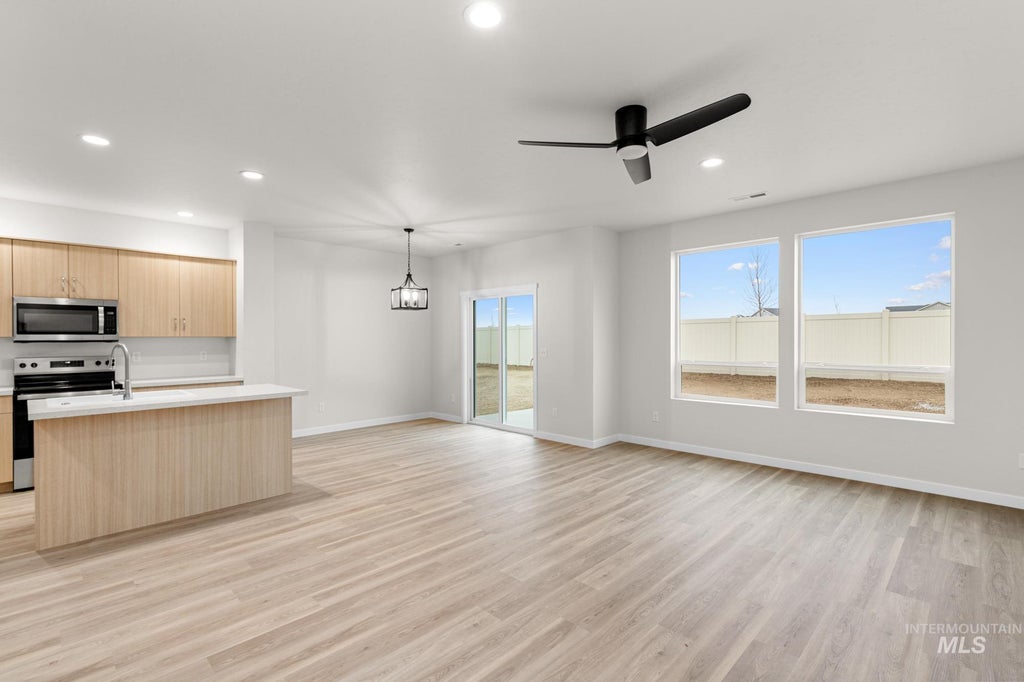 Photo of 952 Thunderbolt St, Mountain Home, ID 83647 (MLS # 98989358)