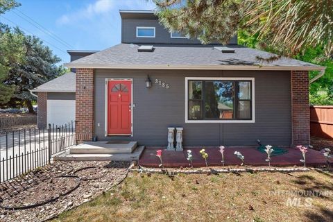 Photo of 3185 E Springwood Dr, Meridian, ID 83642 (MLS # 98989169)