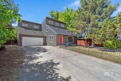 Photo of 3185 E Springwood Dr, Meridian, ID 83642 (MLS # 98989169)