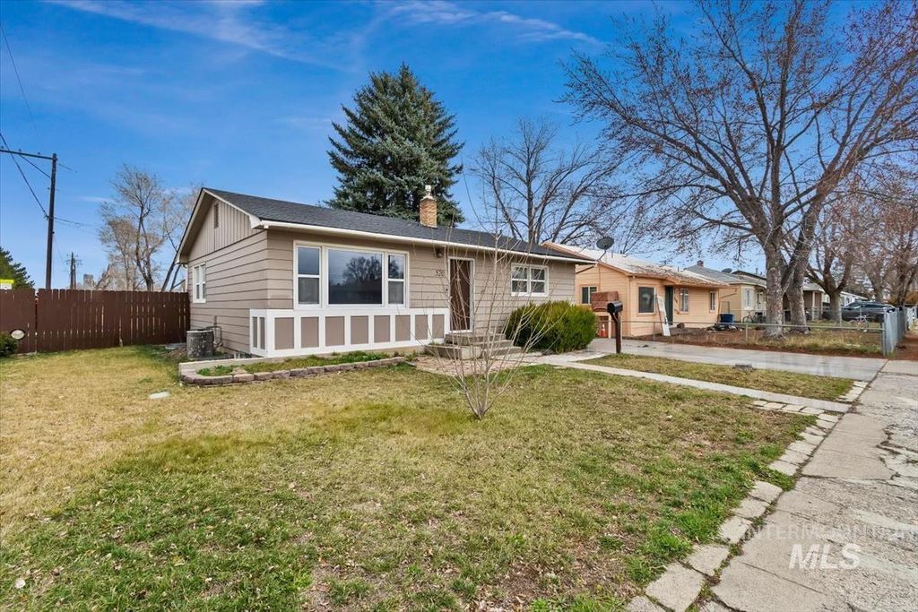 Photo of 520 N 11th E, Mountain Home, ID 83647 (MLS # 98978110)