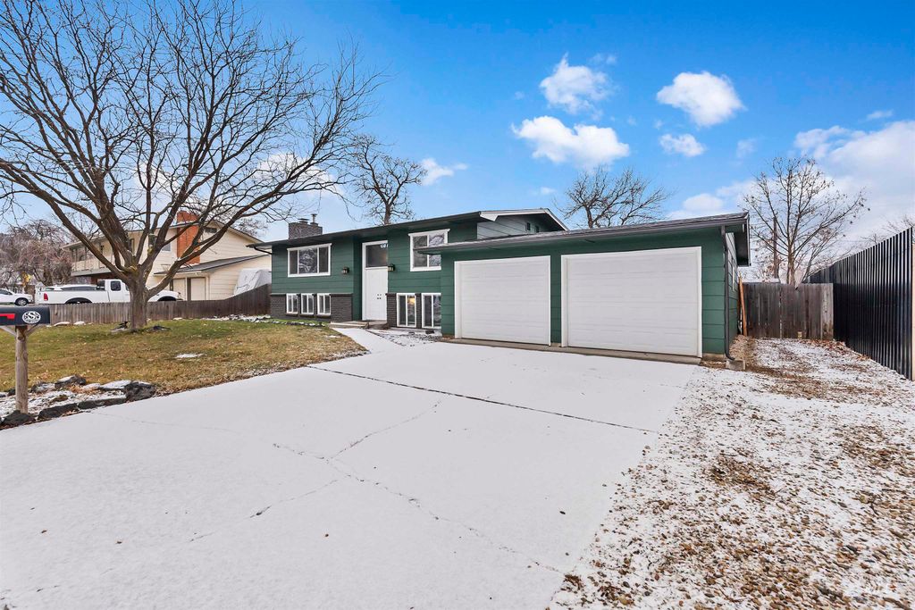 Photo of 8211 W Brynwood Dr, Boise, ID 83704 (MLS # 98973060)