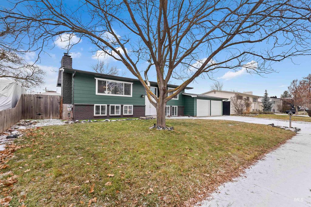 Photo of 8211 W Brynwood Dr, Boise, ID 83704 (MLS # 98973060)