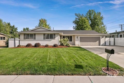 Photo of 9034 W Oakmont Ct, Boise, ID 83704 (MLS # 98959648)