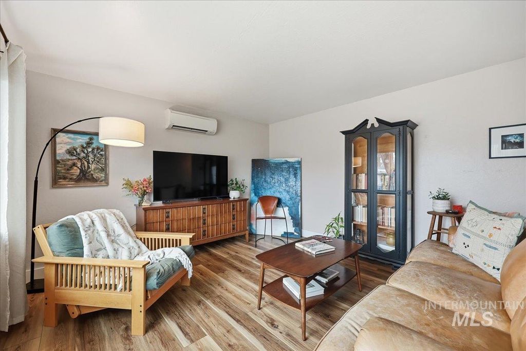 Photo of 508 E Washington Ave, Nampa, ID 83686 (MLS # 98974487)