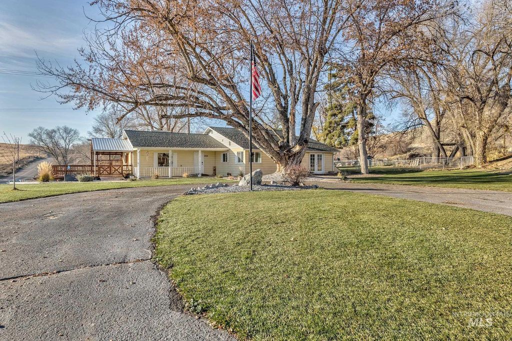 Photo of 4555 Hyline Rd, Ontario, OR 97914 (MLS # 98968389)