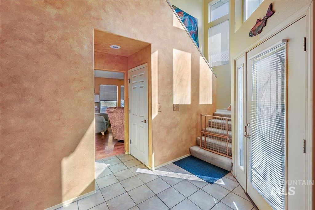 Photo of 711 Falls View Dr, Twin Falls, ID 83301 (MLS # 98952992)