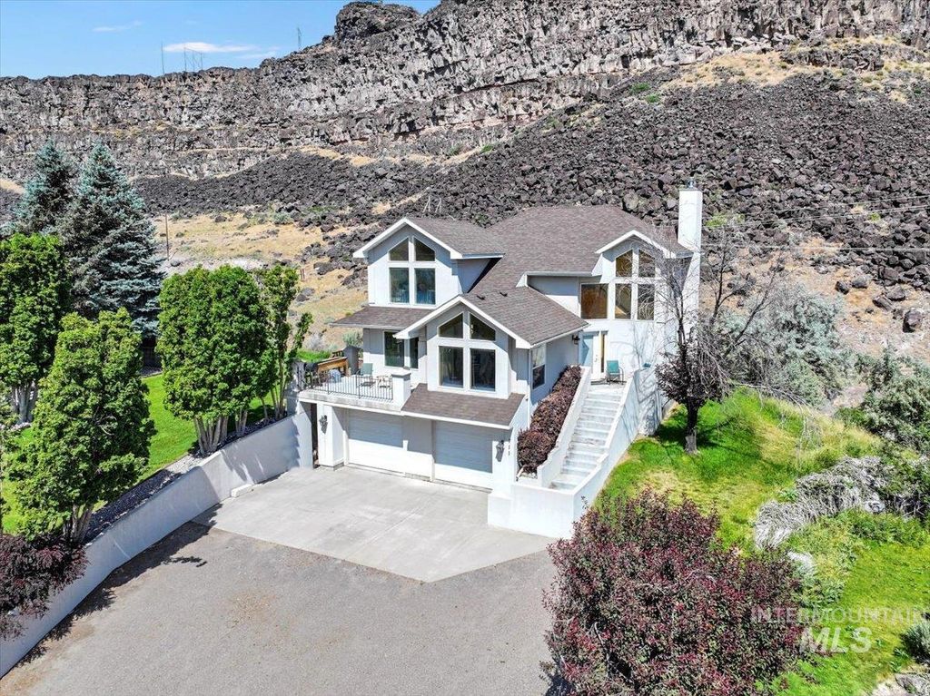 Photo of 711 Falls View Dr, Twin Falls, ID 83301 (MLS # 98952992)