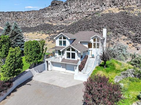 Photo of 711 Falls View Dr, Twin Falls, ID 83301 (MLS # 98952992)