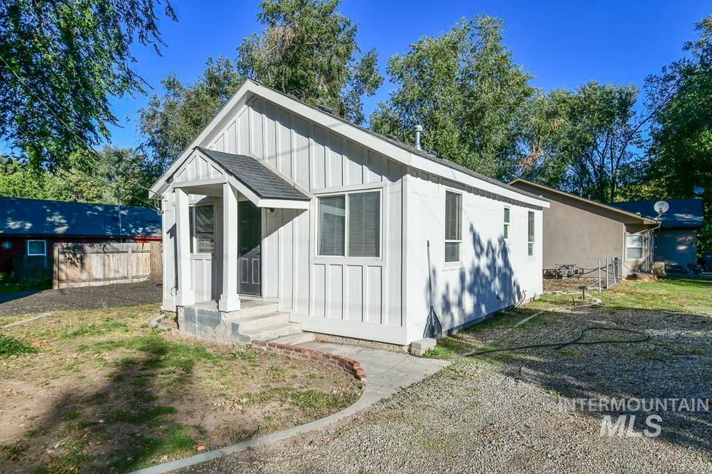 Photo of 214 Hudson Ave, Nampa, ID 83651 (MLS # 98964302)