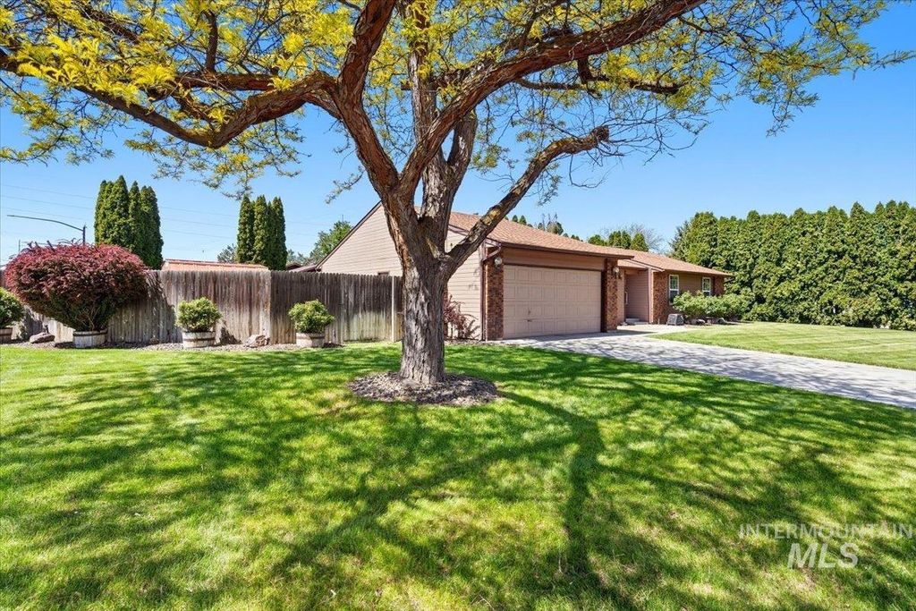 Photo of 95 S Andrew St, Nampa, ID 83651 (MLS # 98983464)