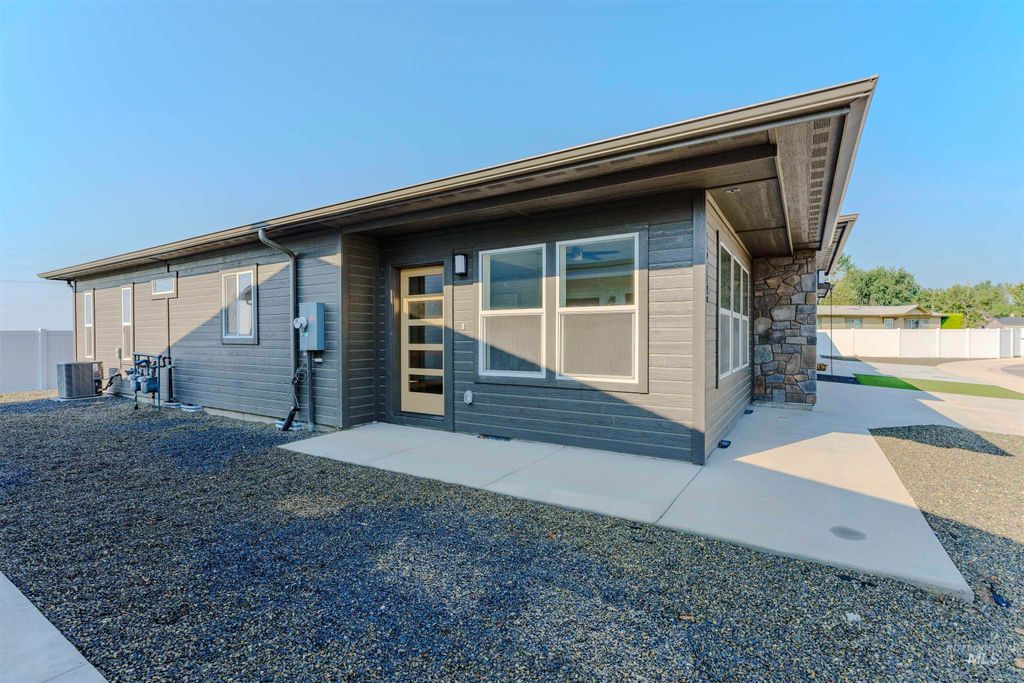 Photo of 1214 Phillips Circle, Ontario, OR 97914 (MLS # 98972943)