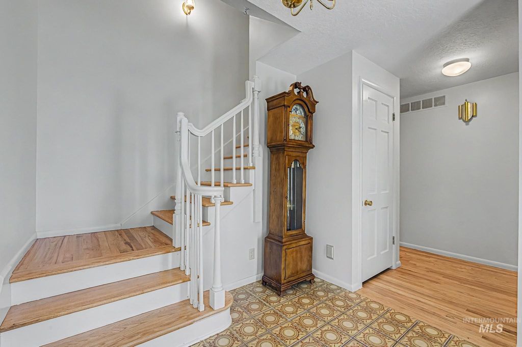 Photo of 1001 W Highland View Dr, Boise, ID 83702 (MLS # 98990515)