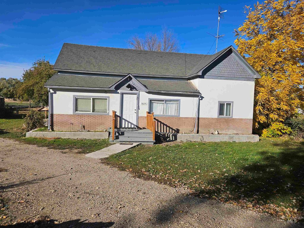 Photo of 5829 3rd Ave, Nampa, ID 83686 (MLS # 98969927)