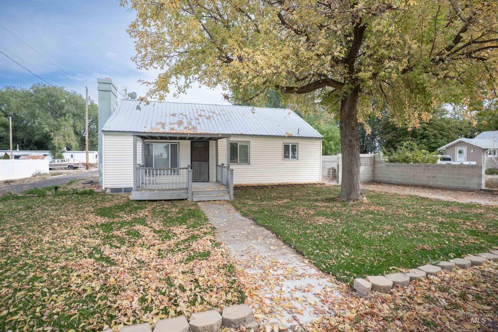 Photo of 539 Lenz Ave, Hazelton, ID 83325 (MLS # 98942043)