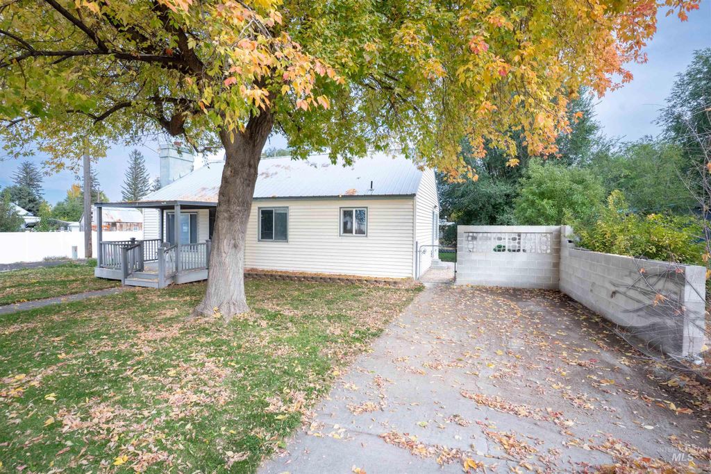 Photo of 539 Lenz Ave, Hazelton, ID 83325 (MLS # 98942043)