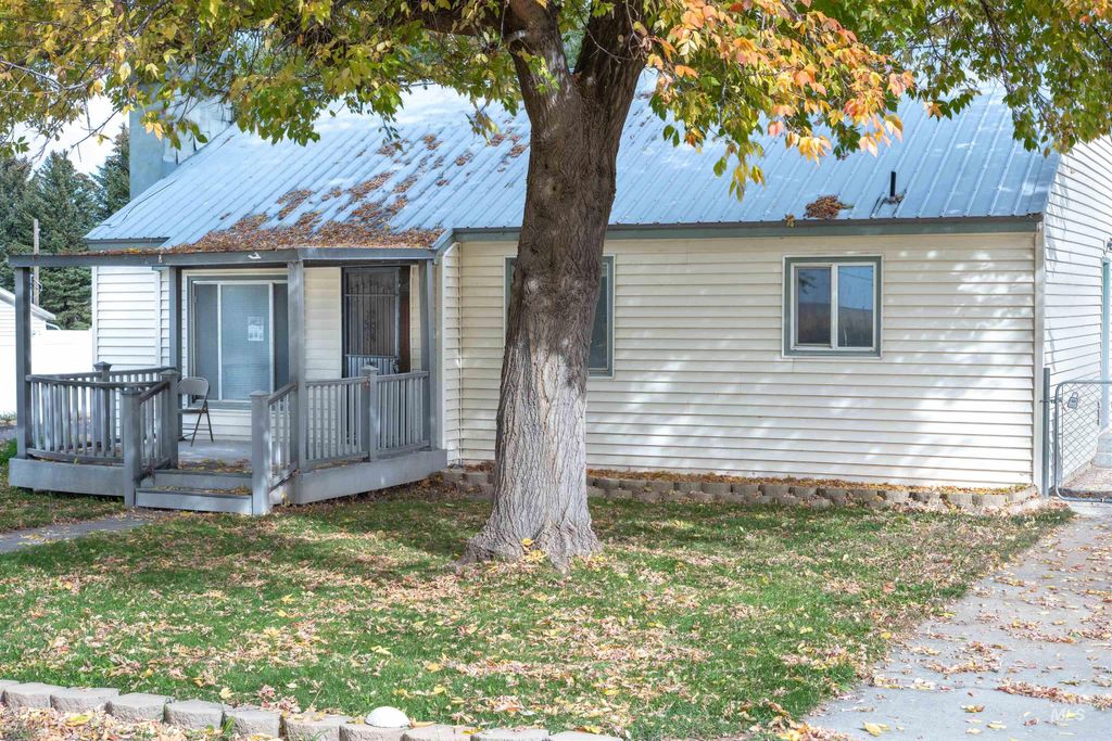 Photo of 539 Lenz Ave, Hazelton, ID 83325 (MLS # 98942043)